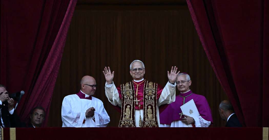 El momento en que el papa León XIV salió al balcón